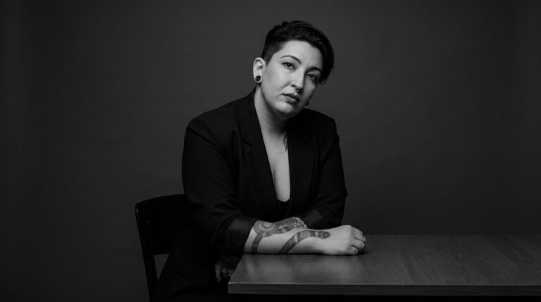 Jady Mota, praticante de Tarot Terapêutico, em retrato preto e branco